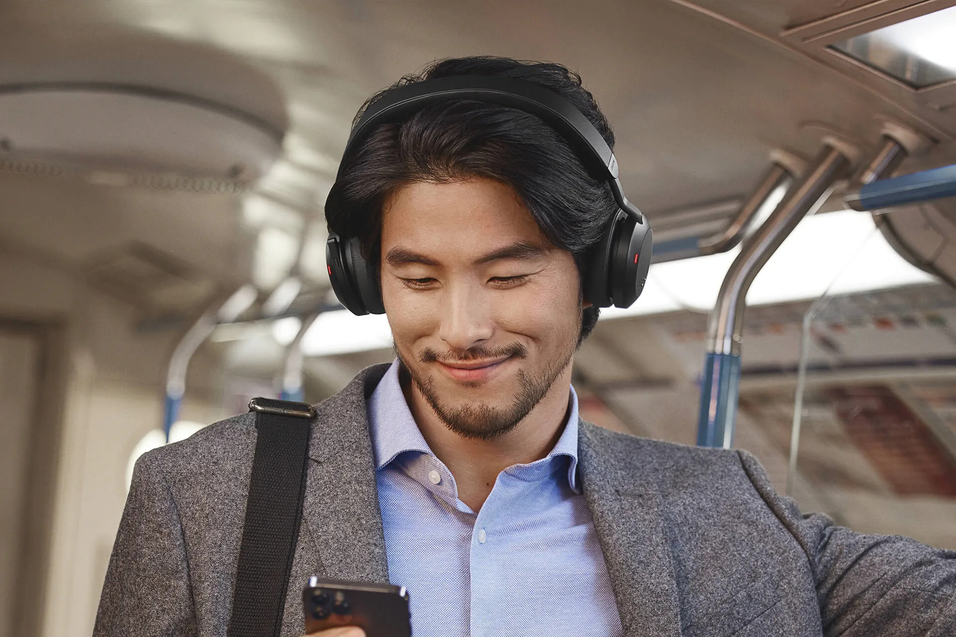 Bild des Jabra Evolve2 75 On-Ear-Stereo-Headsets in Schwarz mit Ladestation